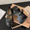 2026 Verão Novo Uma Alça Salto Grosso Aumento de Altura Fivela de Metal Britânico Tendência Cool Moda Versátil Casual Mocassins Feminino