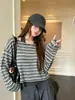 Dulce look de dos piezas: camiseta de manga larga a rayas con cuello halter para mujer, nuevo estilo de otoño, rejuvenecedor, adecuada para ir al trabajo, con colores contrastantes, top holgado y adelgazante