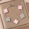Pulseira de Aço Titânio Flor de Quatro Folhas Dupla Face com Um Diamante de um Lado e Uma Concha do Outro Lado, Pulseira de Uso Duplo, Conjunto de Decorações Moderno, Clássico e Versátil