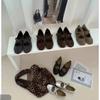 Usa un par de Zapatos Mary Jane de Tira Cruzada de Aspecto Elegante y Zapatos de Ballet de Suela Suave Usados por Blogueros