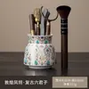 Porcelana blanca con detalles dorados, un juego de seis utensilios de té para la ceremonia del té china, que incluye un clip para té y un portalápices