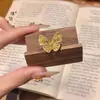 Anel Borboleta Vazado com Filigrana de Ouro Areia e Diamante, Estilo Igual da Loja de Ouro Puzuo, Luxo Acessível e Anel de Dedo Indicador de Alta Qualidade para Namorada