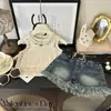 Conjunto de Verão para Meninas 2026 Novo Estilo Blusa Regata Vazada, Shorts Jeans, Conjunto de Três Peças, Conjunto Completo de Top e Calça