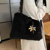 Bolsa de ombro feminina de pelúcia com grande capacidade, estilo outono, para usar sob o braço, bolsa de mão simples, novo estilo 2026