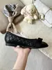Sapatos femininos franceses de bico redondo, sola macia, confortáveis, de salto médio, para o verão de 2026, novidade, estilo Chanel, color-blocking, padrão de diamante, sapatos de salto baixo