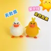 Popular Reino de Rock caricatura pato que cambia de color Gigi peluche llavero colgante muñeca que cambia de color regalo de pareja