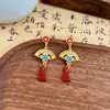 Novos brincos em estilo chinês, personalizados, em formato de leque, vazados, cravejados com diamantes, com laço retrô, caractere da sorte e design de gota, apresentando um pingente estiloso para mulheres