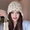 Fábrica de Sombreros de Ganchillo Tejidos a Mano Stock de Fábrica Sombrero de Lana con Protección para las Orejas de Flor Hueca Retro para Mujer Sombrero de Flor de Ganchillo con Lazo de Borla