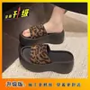 Sandalias de plataforma con plataforma de suela gruesa para mujer que aumentan la altura para el verano de 2025, zapatos de playa elegantes para mujeres bajitas