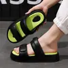 Sandalias de exterior para mujer para el verano de 2026, modelo nuevo, uso en interiores en casa, pantuflas cómodas de suela gruesa antideslizantes para exteriores, venta al por mayor para hombres