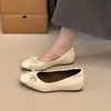 Zapatos planos para mujer 2026 de punta cuadrada, estilo francés de boca poco profunda, con plantillas interiores que aumentan la altura, combinados con una falda de lazo, nueva colección de otoño para ir al trabajo