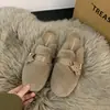 Chinelos peludos de sola grossa femininos para uso externo, novos 2026 outono e inverno, slip-on modernos de pelúcia, bico fechado, de algodão