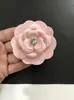 Gran Inventario de Flores de Camelia de Alta Gama, Flores Pequeñas Fragantes, Accesorios, Flores para Bolsos, Flores para Zapatos, Boutonnières y Broches Versátiles