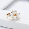 Fivela de toalha de seda de três anéis coreanos de venda quente transfronteiriça Moda criativa Cruz oca doce pérola Fivela de xale de cristal