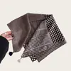 Pañuelo cuadrado negro estilo perezoso con flecos para coleta, un accesorio de cintura de inspiración vintage, nueva colección 2026, perfecto para superponer y crear un look elegante