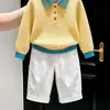 Ropa infantil coreana 2026 colección otoño/invierno nueva: suéter de punto amarillo con cuello alto texturizado y pantalones blancos casuales de pierna recta