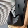 Bolsa Tote com Padrão Trançado Moda Retrô para Mulheres Estilo Coreano Roupas de Trabalho e Dia a Dia Nova Tendência Outono 2025 Bolsa de Ombro Versátil