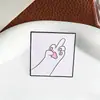 Broche quadrado de gesto peculiar transfronteiriço, pino de metal divertido e único, distintivo de acessório de nicho, cartoon