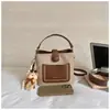 Bolso de mano retro de otoño e invierno, estilo nicho con correa ancha para mujer, nuevo y moderno 2024, versátil bolso de hombro/bandolera