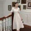 Vestido Blanco Sencillo de Cuello Cuadrado Estilo Francés, Nuevo Modelo Verano 2026, Estilo Suave para Figuras Pequeñas, Ceñido a la Cintura, Elegante Vestido de Longitud Media