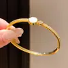 Pulseira com Placa de Zircônia Banhada a Ouro 18K Real Fivela Redonda Elegante Versátil Faixa de Mão Toque de Luxo Leve Joia para Mão de Alta Qualidade