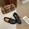 Sapatos femininos novos de 2026, estilo cadarço, forrados com fleece, bico redondo, com franjas e miçangas, slip-on, com acabamento fosco e sola reta retrô