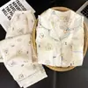 Pijama com bordado de cachorro listrado vertical amarelo creme com capuz para mulheres, algodão nuvem, modelagem solta, plus size, gola de lapela, conjunto de manga longa e calça longa