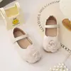 Zapatos de cuero florales estilo nuevo 2026 para niñas, merceditas para niños primavera/otoño, zapatos de princesa plateados de suela blanda para niñas pequeñas