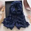 Cachecol de Algodão e Linho Plissado de Cor Sólida para Mulheres Outono Inverno Novo Estilo Xale Texturizado Amassado Leve Respirável Versátil Longo Lenço de Seda
