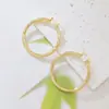 Bestseller transfronteiriço na Europa e América: Brincos de argola dourados com ondulação de água minimalistas, ear cuffs grandes listrados curvos, versáteis para o trajeto diário