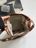 Bolsa de balde casual de grande capacidade para mulheres, novo modelo outono 2026, alto valor estético, cor sólida, design de rebite, bolsa de ombro simples para o dia a dia