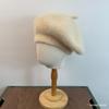 Boina tejida de color sólido estilo coreano otoño e invierno cálida sombrero de pintor de piel de conejo retro versátil de lado sombrero de capullo para niñas