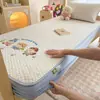 Nuevo juego de sábanas acolchadas bordadas de gasa arrugada para dormitorio de estudiante, juego de tres piezas de funda de colchón de dibujos animados lindos