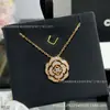 Colar de Camélia Estilo Chanel para Mulheres, Banhado a Ouro V com Ouro 18K, Luxo Leve e Elegante, Colar e Brincos de Camélia Incrustados com Diamantes Coco