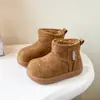 Botas de neve infantis, novo estilo de inverno 2026, com sola macia, antiderrapantes para meninos, forradas com fleece e espessadas, estilo Birkenstock, e sapatos grandes de algodão para meninas