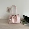 Bolso grande de moda y sencillo, nuevo modelo 2026, bolso de hombro para mujer para el trabajo, con un toque de alta gama, bolso de mano tipo cubo