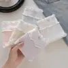 Calcinha feminina com detalhes em renda, laço vazado e estampa jacquard, antibacteriana 10A, entrepernas alongada, ideal para estudantes.