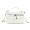 Bolsa transversal feminina, bolsa de ombro de alta qualidade em formato de caixa, novo estilo 2026, pequena bolsa de mão inspirada na Chanel com corrente de padrão de diamante, pequena bolsa quadrada, transfronteiriça
