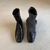 Botas ankle femininas versáteis em estilo minimalista para o dia a dia, afinadoras, com zíper traseiro, salto grosso, bico quadrado e elástico justo.
