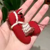 Broche Colgante de Pony Rojo Retro para Mujer Decoración de Bufanda Otoño e Invierno 2026 Diseño Único de Nicho Pin de Carrusel