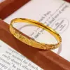 Loja Dourada Mesmo Estilo Deslumbrante Pulseira da Sorte de Três Lados Gelo Triturado, Pulseira Fechada Lisa de Ouro Colorido com Ouro Triturado para Namorada