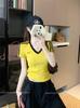 Camiseta de Manga Corta con Cuello en V Rojo de Song Zheng'En con Rayas en el Hombro Derecho para Mujer, Verano Nuevo, Ajustada, de Algodón, Corta, Sexy