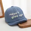 Gorra de béisbol de estilo coreano con bloques de color de colores frescos, gorra versátil con letras para protección solar para estudiantes en primavera y otoño