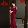 Nuevo Qipao Bordado Rojo Estilo Chino de Manga Larga con Cuello Alto para Mujer, Corte Entallado y Favorecedor, Vestido Largo de Cola de Pez de Alta Gama para Mujer