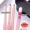 ¡Delineador de labios para una línea de labios definida! Este delineador de labios rosa-marrón es versátil y se puede usar para crear un efecto natural y tridimensional, incluyendo resaltar el rabillo interior del ojo y añadir volumen a los labios.