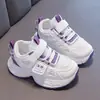Sapatos para meninos 2026 outono novo sapatos esportivos infantis respiráveis sola macia velcro antiderrapante sapatos de papai para meninos