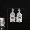 Pendientes Vintage Bañados en Plata con Circonitas Microincrustadas y Borlas de Perlas para Mujer, Presentando un Acabado Exquisito y de Alta Gama