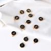 Aleación doble cara goteo de aceite negro 26 letras inglesas redondas joyería DIY hecho a mano aretes material aretes colgante