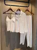 Lujo Ligero de Alta Gama Terciopelo de Isla Francesa Otoño/Invierno Ropa de Casa de Tres Piezas Elegante con Ribete de Encaje para Mujer, Camisola de Manga Larga y Pantalón Largo