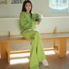 No início da primavera, um conjunto de ootd estilo coreano de alta qualidade com irmã mais velha real e um e um e um terno de calça suéter verde casual